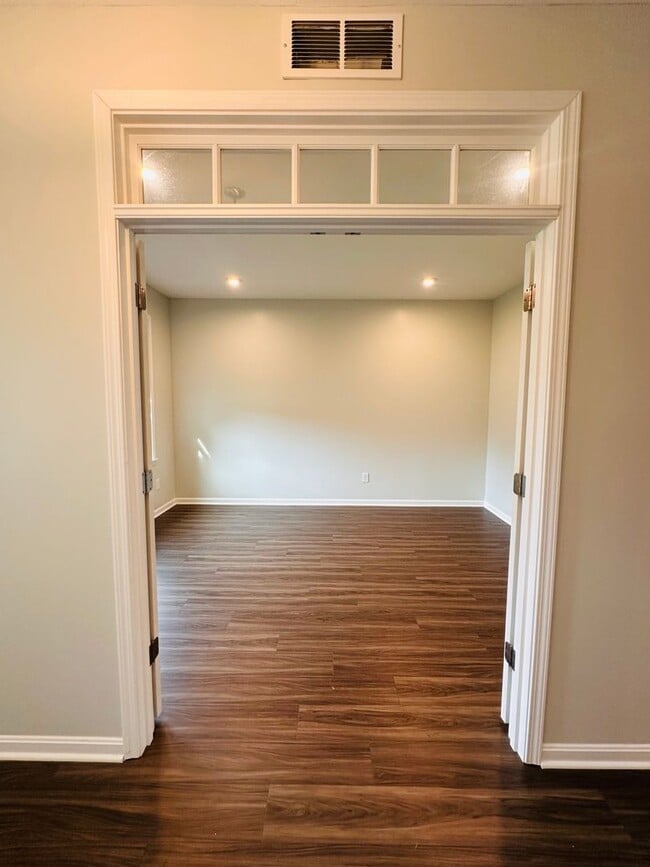 Photo - Contemporary Comfort Meets Convenience in Mt. Washington