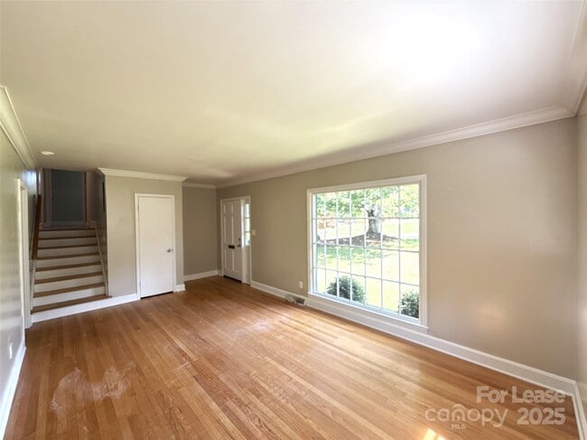 Photo - 1127 Queensgate St