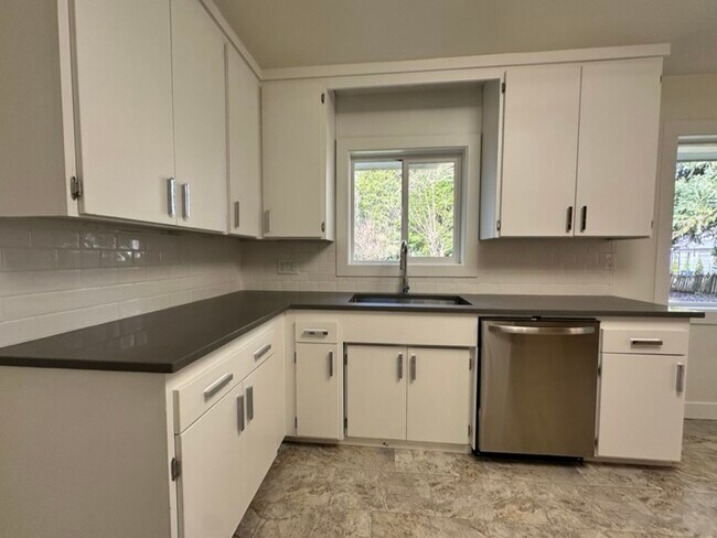 Photo - 931 Chemawa Rd N