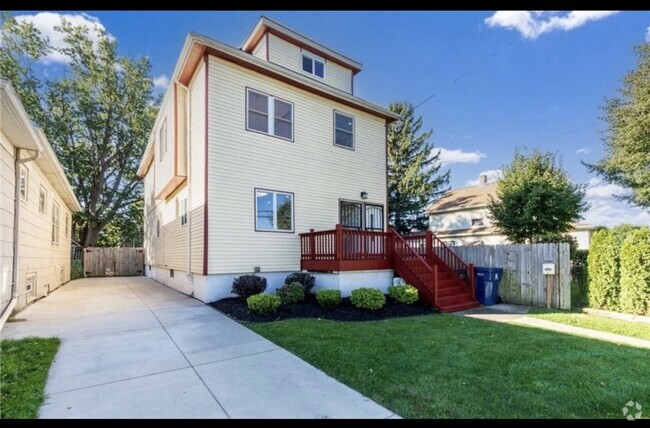 Building Photo - 21 Amber St Unit Lower Rental