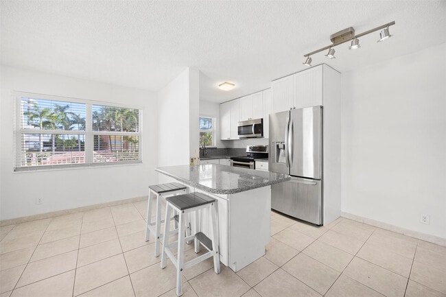 Building Photo - 2131 N Ocean Blvd Unit 17