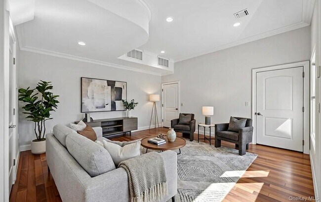 Photo - 702 Equestrian Way