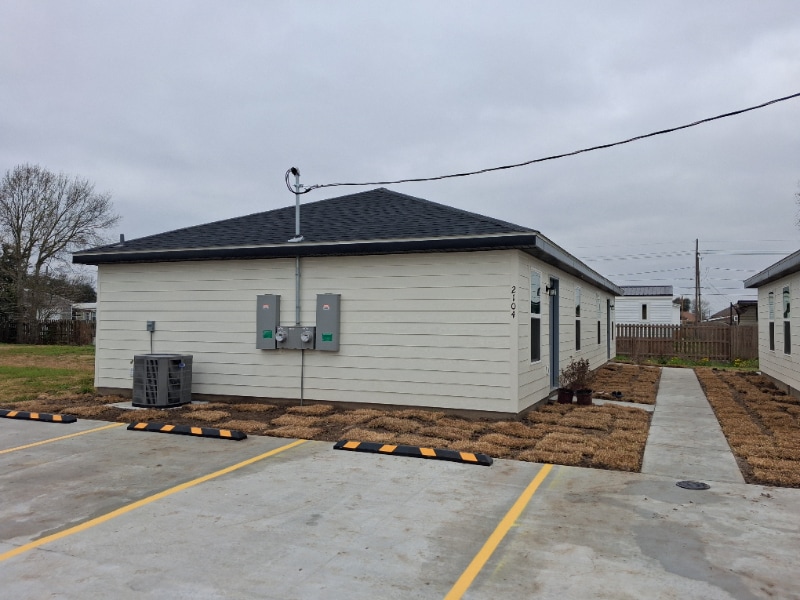 Photo - 2102 Midland Dr