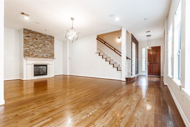 Photo - 2923 Royal Oaks Crest