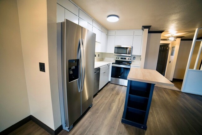 Photo - Quiet Top Floor 1 Bedroom Condo in Gated Tukwila Community