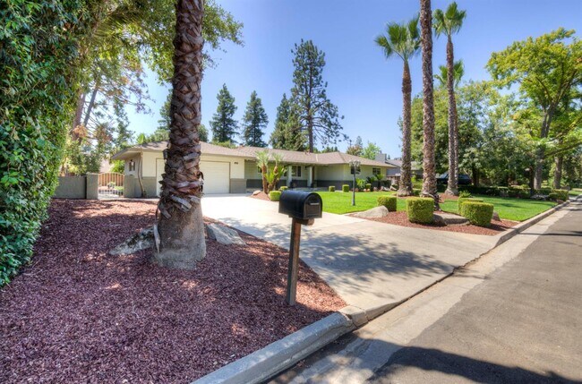 Photo - 2553 W Scott Ave