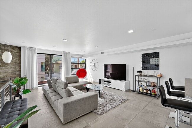 Photo - 1418 Innes Pl