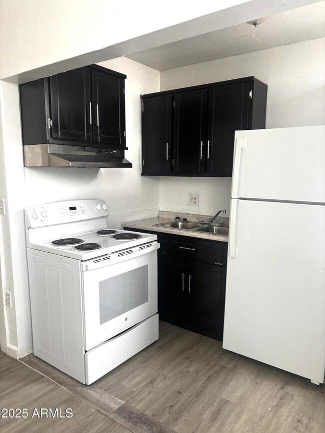 Building Photo - 633 E 9th St Unit 4 Rental