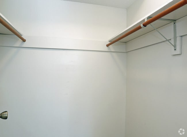 2BR, 2BA- 889 SF 1st Floor- Walk-In Closet