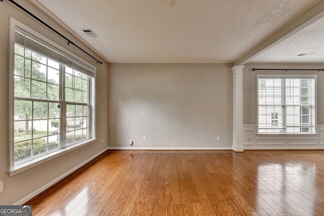 Photo - 565 Alstonefield Dr
