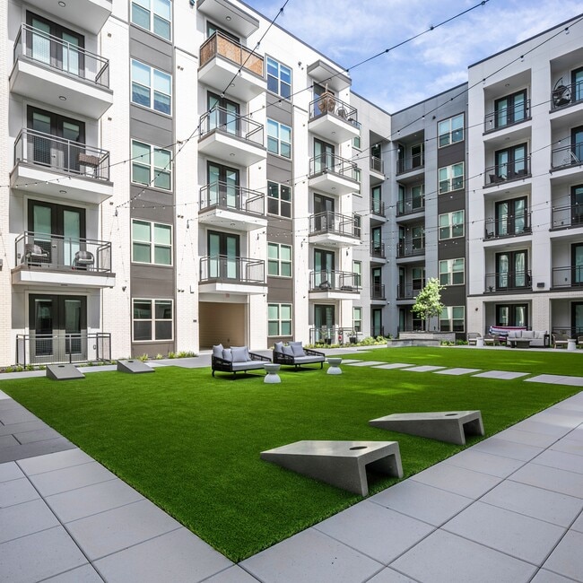 Active courtyard with lawn games - Modera Six Pines