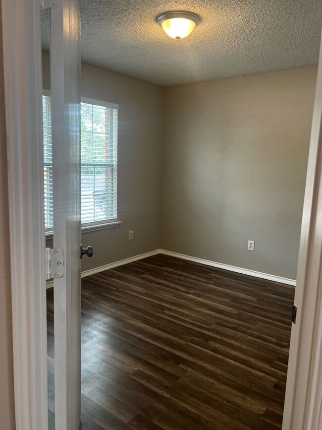 1601 Hedgewood Trail