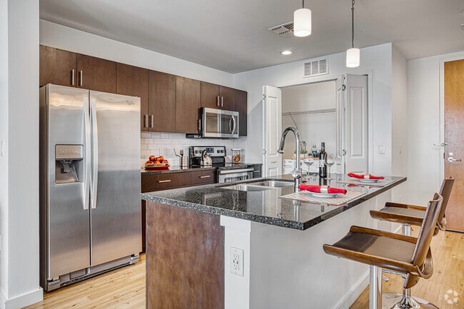 1BR, 1BA - 778SF