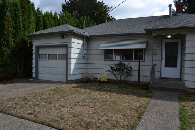 Building Photo - Quaint two-bedroom charmer in Northeast Salem Rental