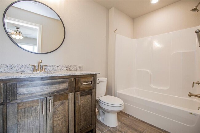 Photo - 2003 Azlin Pl