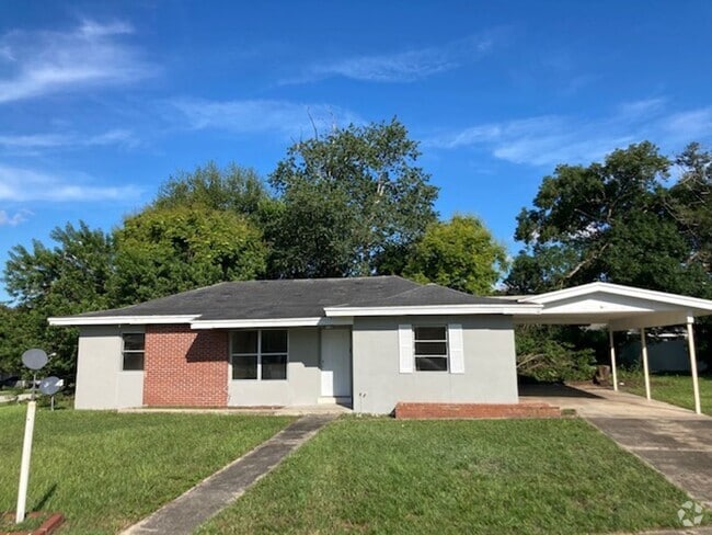 Building Photo - 3 Bed 2 Bath Home | Fenced Yard | Pet Frie...
