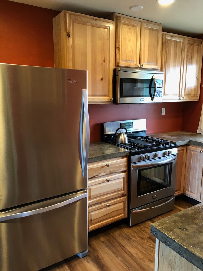 Photo - 310 SE Dilke St Unit B