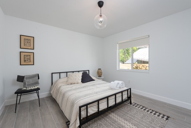 Photo - 561 NW 50th St