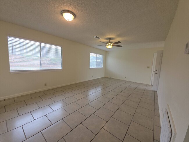Photo - 616 Crosby Ln