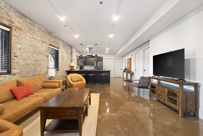 Photo - 18 Bank St Unit The Teller