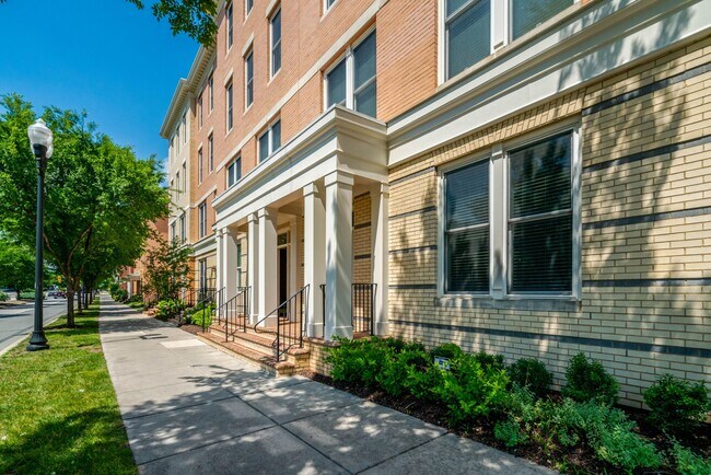 Frente del condominio - 2209 Richmond Hwy Unidad 2209 RIchmond Hwy 101, Alexandria, VA