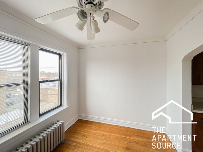 Photo - 2542 W Summerdale Ave Unit 3R