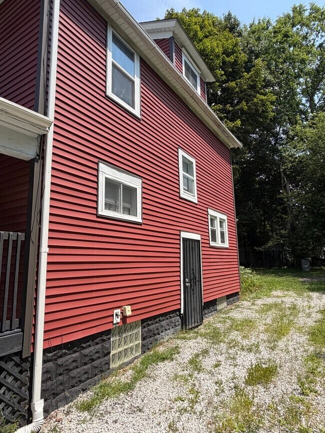 Photo - 879 Chalker St