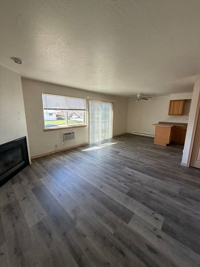 Building Photo - Southgate Triangle - 2 Bed - 1 Bath *Exterior Improvements Underway*