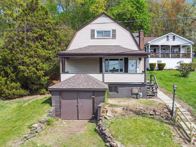 Photo - Beautiful 3 bedroom home in Jeannette available July 1!