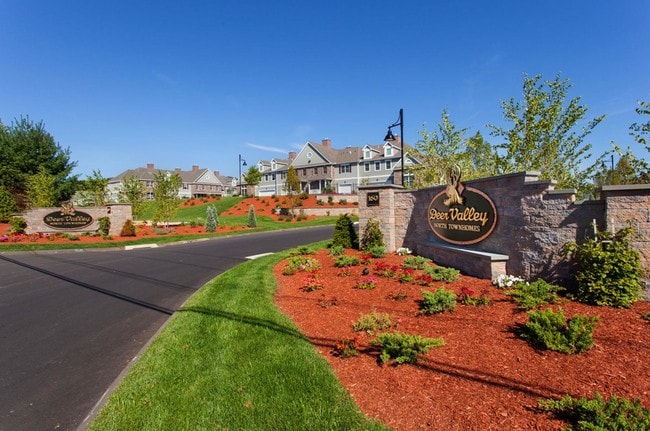 Entrada al complejo - Deer Valley North Townhomes