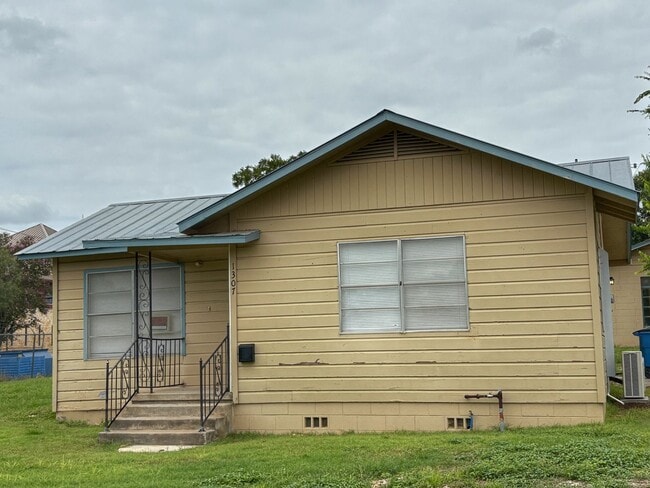 Building Photo - Great commercial property, in the heart of... Rental