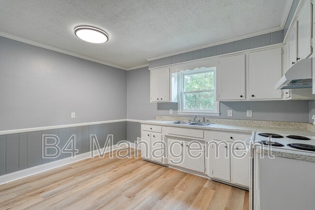 Photo - 835 Archer Rd
