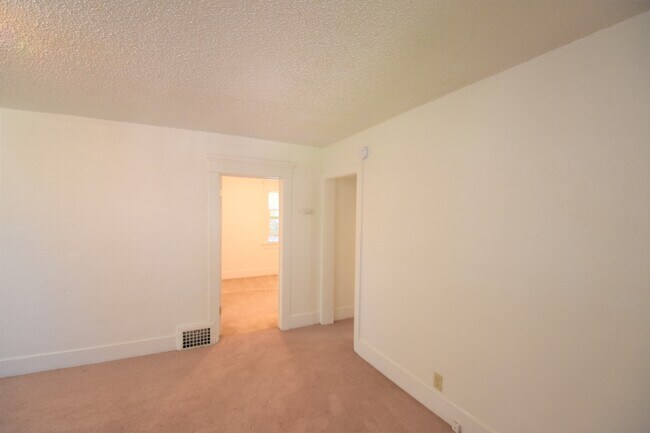 Photo - 946 University Ave
