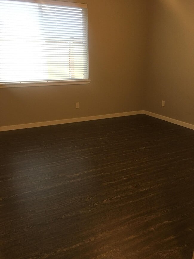 Photo - 717 E Street Unidad 101