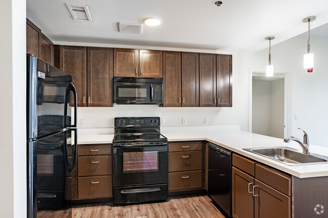 2BR, 2BA - 911SF - Kitchen