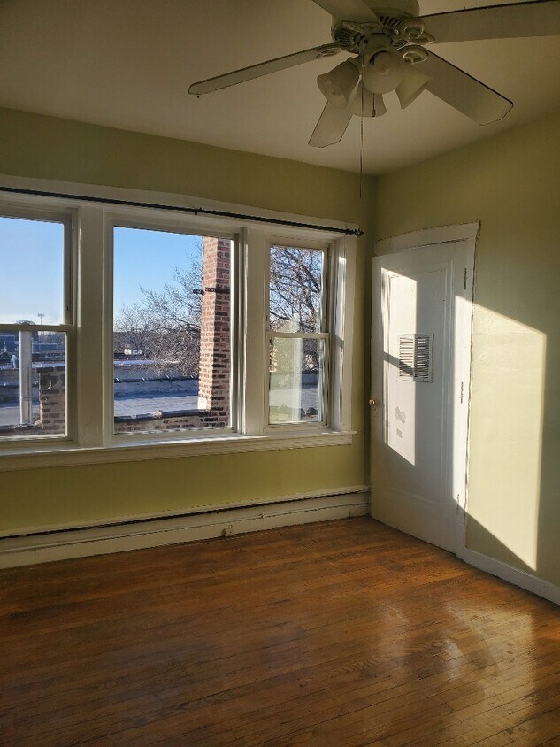 Photo - 5131 W Roscoe St (Chicago, IL)