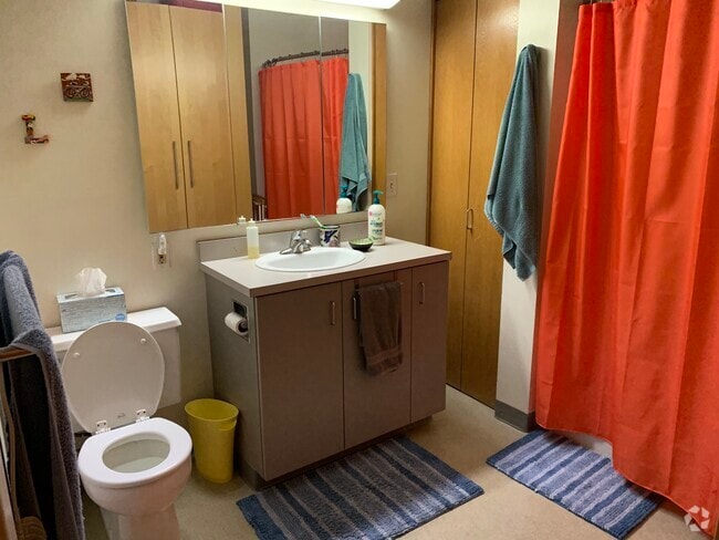 Building Photo - 1314 NW Irving St Unit Apt 607