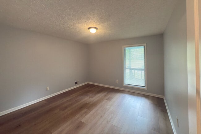 Photo - 1496 Springwood Dr SE