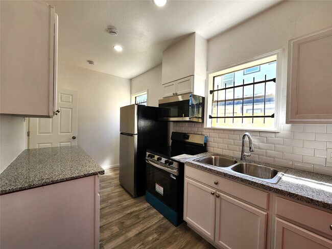 Photo - 2706 Berry St