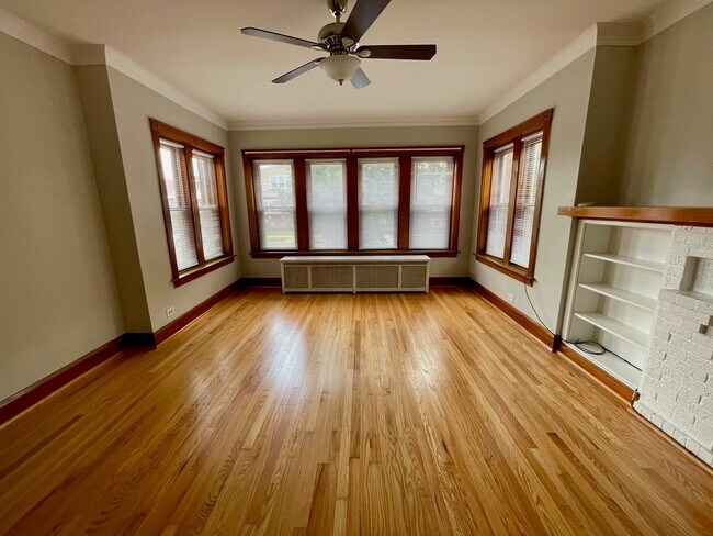 Living room - lots of light - 5336 W Dakin St Unit 1st Floor