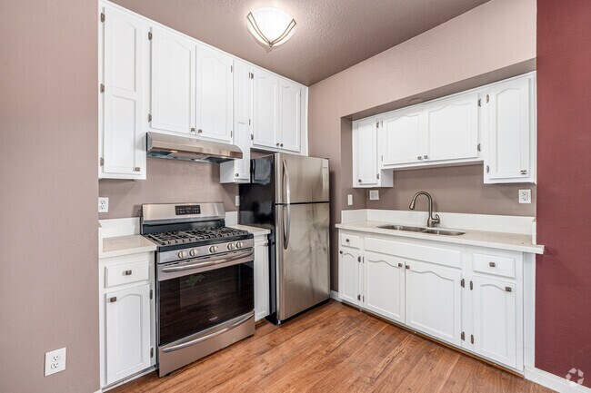 2BR, 2BA - 600SF - Kitchen