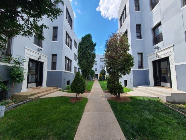Building Photo - 4212 N Pulaski Rd Unit 3W Rental
