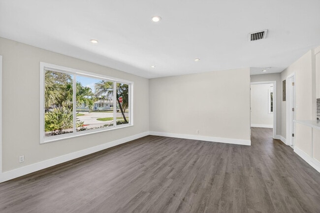 Photo - 954 SE 7th St