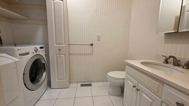 Photo - 910 W Roxbury Pkwy