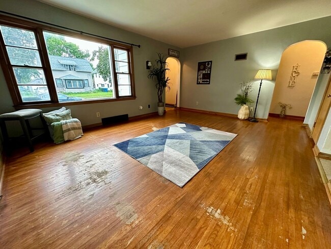 Building Photo - 3bed, 1 bath home for rent in Waterloo.
