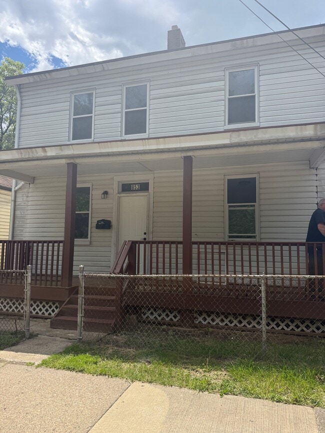 Building Photo - 853 Railroad St