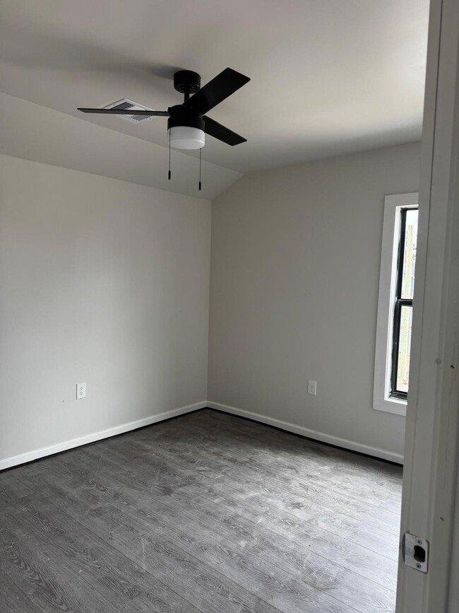 Photo - 627 CR-5102I