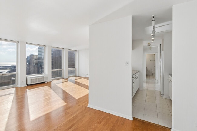 Photo - 111 E Chestnut St Unidad 25F