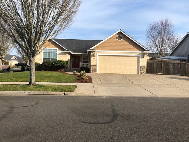 Building Photo - Nice 4 bedroom home with open floor plan and great outdoor space
