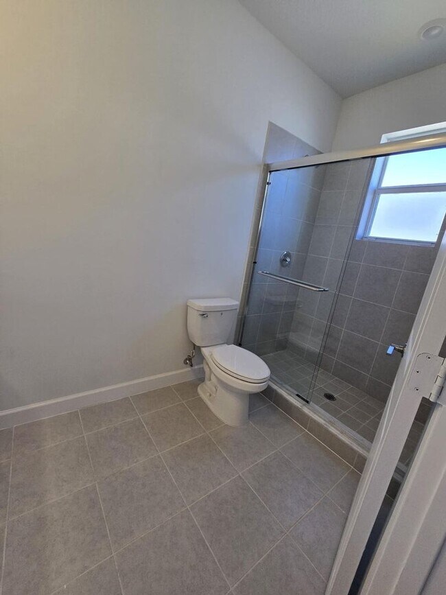 Building Photo - Brand New 3 Bed / 3 Bath Town home Modern ...